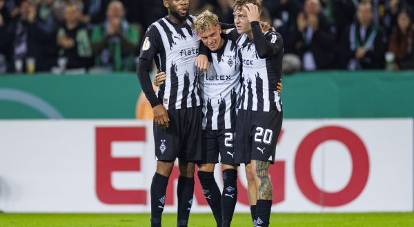 epa10951522 Moenchengladbach's Robin Hack (C) celebrates with teammates after scoring the 3-0 goal in the German DFB Cup second round soccer match between Borussia Moenchengladbach and 1.FC Heidenheim in Moenchengladbach, Germany, 31 October 2023.  EPA/Christopher Neundorf CONDITIONS - ATTENTION: The DFB regulations prohibit any use of photographs as image sequences and/or quasi-video.