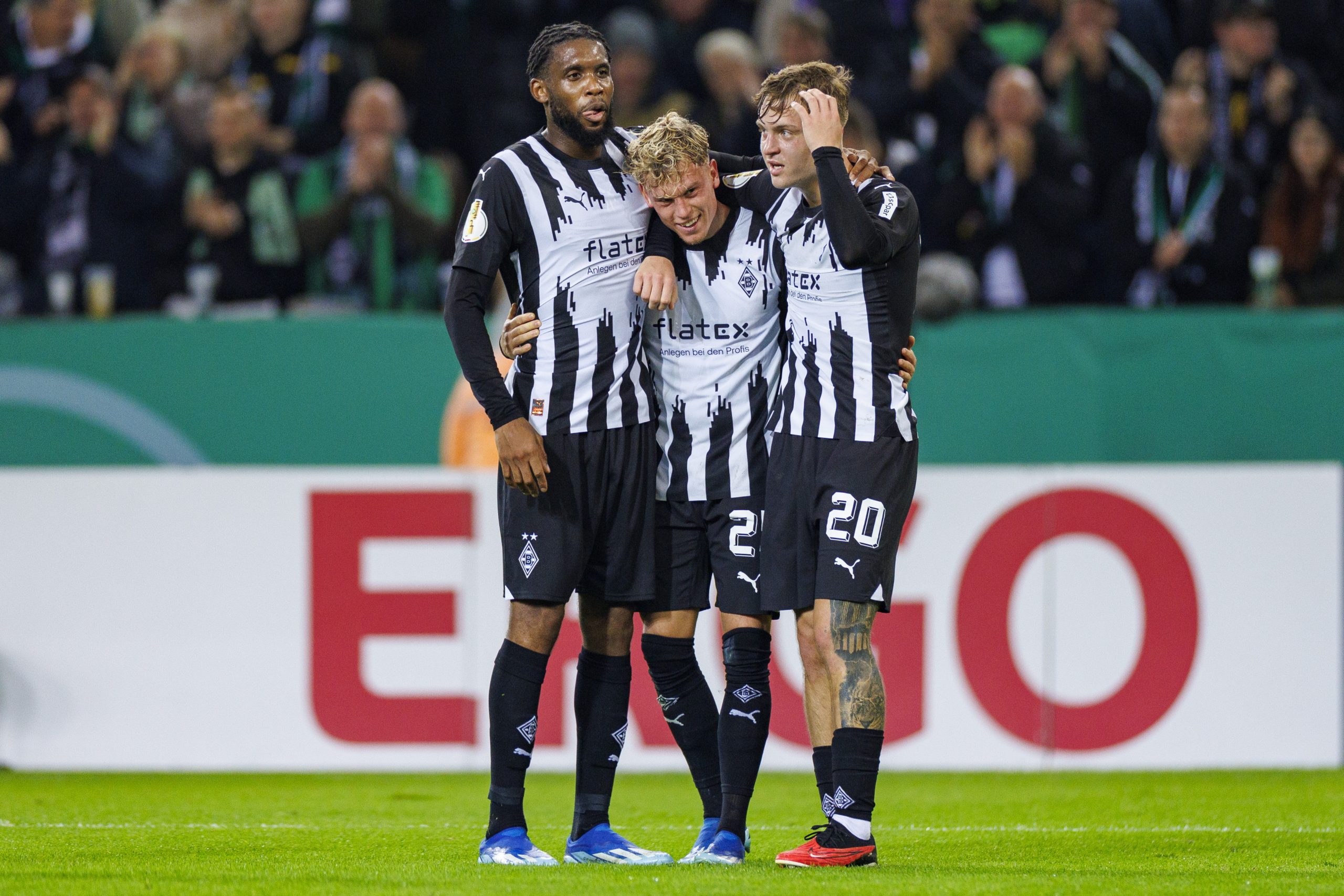 epa10951522 Moenchengladbach's Robin Hack (C) celebrates with teammates after scoring the 3-0 goal in the German DFB Cup second round soccer match between Borussia Moenchengladbach and 1.FC Heidenheim in Moenchengladbach, Germany, 31 October 2023.  EPA/Christopher Neundorf CONDITIONS - ATTENTION: The DFB regulations prohibit any use of photographs as image sequences and/or quasi-video.