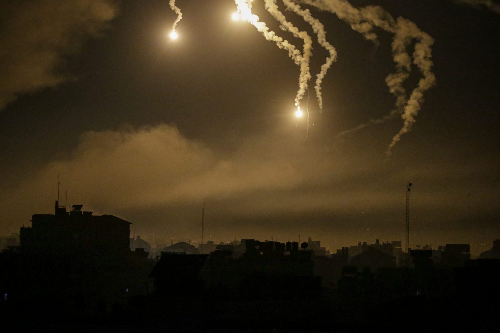 epa10951438 Israeli army flares illuminate the sky over northern Gaza City, 31 October 2023. The IDF struck over 600 militant targets over the past few days as it continued to 'expand ground operations' in the Gaza Strip, the Israel Defense Forces (IDF) said on 30 October. More than 8,000 Palestinians and at least 1,400 Israelis have been killed, according to the Israel Defense Forces (IDF) and the Palestinian health authority, since Hamas militants launched an attack against Israel from the Gaza Strip on 07 October, and the Israeli operations in Gaza and the West Bank which followed it.  EPA/MOHAMMED SABER