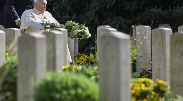 epaselect epa10954074 Pope Francis brings white roses at the Rome War Cemetery, the military cemetery of Rome in Via Nicola Zabaglia, to celebrate mass on the occasion of the 'commemoration of all the faithful departed' in Rome, Italy, 02 November 2023, on the occasion of All Souls' Day. The Rome War Cemetery, established in 1947 in the Testaccio district, close to the Aurelian Walls, is a war memorial which houses the remains of soldiers belonging to the Commonwealth who died in Italy during the Second World War (WWII).  EPA/ALESSANDRO DI MEO