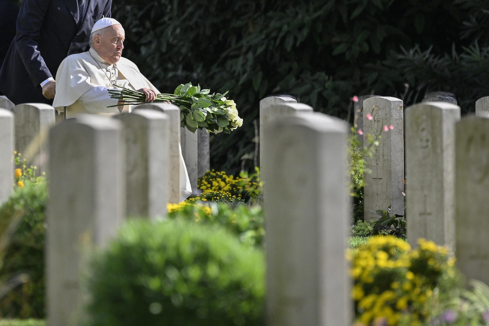 epaselect epa10954074 Pope Francis brings white roses at the Rome War Cemetery, the military cemetery of Rome in Via Nicola Zabaglia, to celebrate mass on the occasion of the 'commemoration of all the faithful departed' in Rome, Italy, 02 November 2023, on the occasion of All Souls' Day. The Rome War Cemetery, established in 1947 in the Testaccio district, close to the Aurelian Walls, is a war memorial which houses the remains of soldiers belonging to the Commonwealth who died in Italy during the Second World War (WWII).  EPA/ALESSANDRO DI MEO