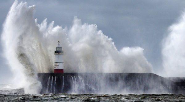 epaselect epa10954304 Waves crash against the harbour wall of Newhaven lighthouse in Newhaven, Britain, 02 November 2023. The UK Met Office has issued weather warnings as Storm Ciaran hits Britain with winds of ups to ninety mile an hour.  EPA/ANDY RAIN