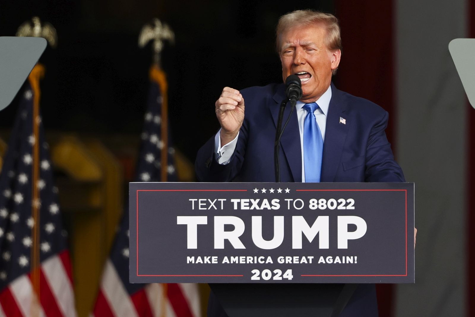 epa10955471 Former US President Donald Trump speaks  during a Trendsetter Engineering event in Houston, Texas, USA, 02 November 2023. This is another stop during Donald Trump's election campaign tour for presidency in 2024.  EPA/ADAM DAVIS