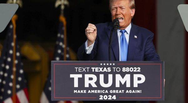 epa10955471 Former US President Donald Trump speaks  during a Trendsetter Engineering event in Houston, Texas, USA, 02 November 2023. This is another stop during Donald Trump's election campaign tour for presidency in 2024.  EPA/ADAM DAVIS