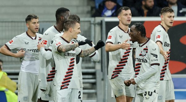 epa10957688 Leverkusen's Alejandro Grimaldo (3-L) celebrates with teammates after scoring the 3-2 goal the German Bundesliga soccer match between TSG 1899 Hoffenheim and Bayer 04 Leverkusen in Sinsheim, Germany, 04 November 2023.  EPA/RONALD WITTEK CONDITIONS - ATTENTION: The DFL regulations prohibit any use of photographs as image sequences and/or quasi-video.