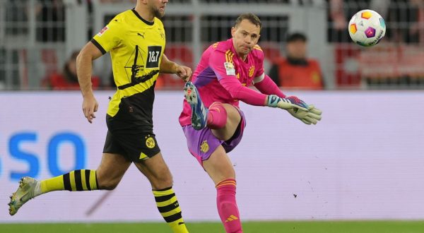 epa10957972 Munich goalkeeper Manuel Neuer (R) in action against Dortmund's Niclas Fuellkrug (L) during the German Bundesliga soccer match between Borussia Dortmund and FC Bayern Munich in Dortmund, Germany, 04 November 2023.  EPA/FRIEDEMANN VOGEL CONDITIONS - ATTENTION: The DFL regulations prohibit any use of photographs as image sequences and/or quasi-video.