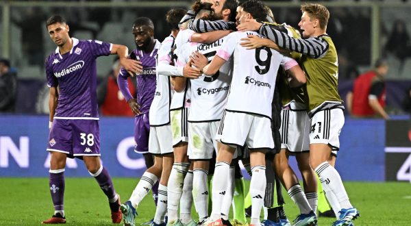 epa10960013 Juventus' players celebrate their team's victory at the end of the Italian Serie A soccer match between ACF Fiorentina vs Juventus FC at Artemio Franchi Stadium in Florence, Italy, 05 November 2023.  EPA/CLAUDIO GIOVANNINI