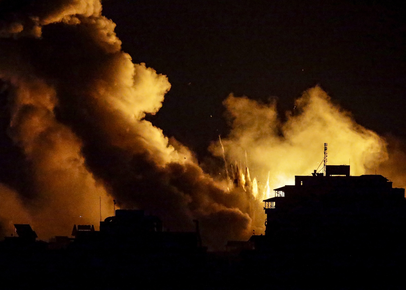 epa10962790 Smoke rises after an Israeli airstrike in Tal Al-Hawa neighbourhood in Gaza City, 18 October 2023. (Issued 07 November 2023). 07 November 2023, marks one month since Hamas militants launched an attack against Israel from the Gaza Strip, which was followed by Israeli operations in Gaza and the West Bank. More than 10,000 Palestinians and at least 1,400 Israelis have been killed and more than 200 others were taken hostage by Hamas militants, according to the Palestinian health authority and  the Israel Defense Forces (IDF).  EPA/MOHAMMED SABER  ATTENTION: This Image is part of a PHOTO SET
