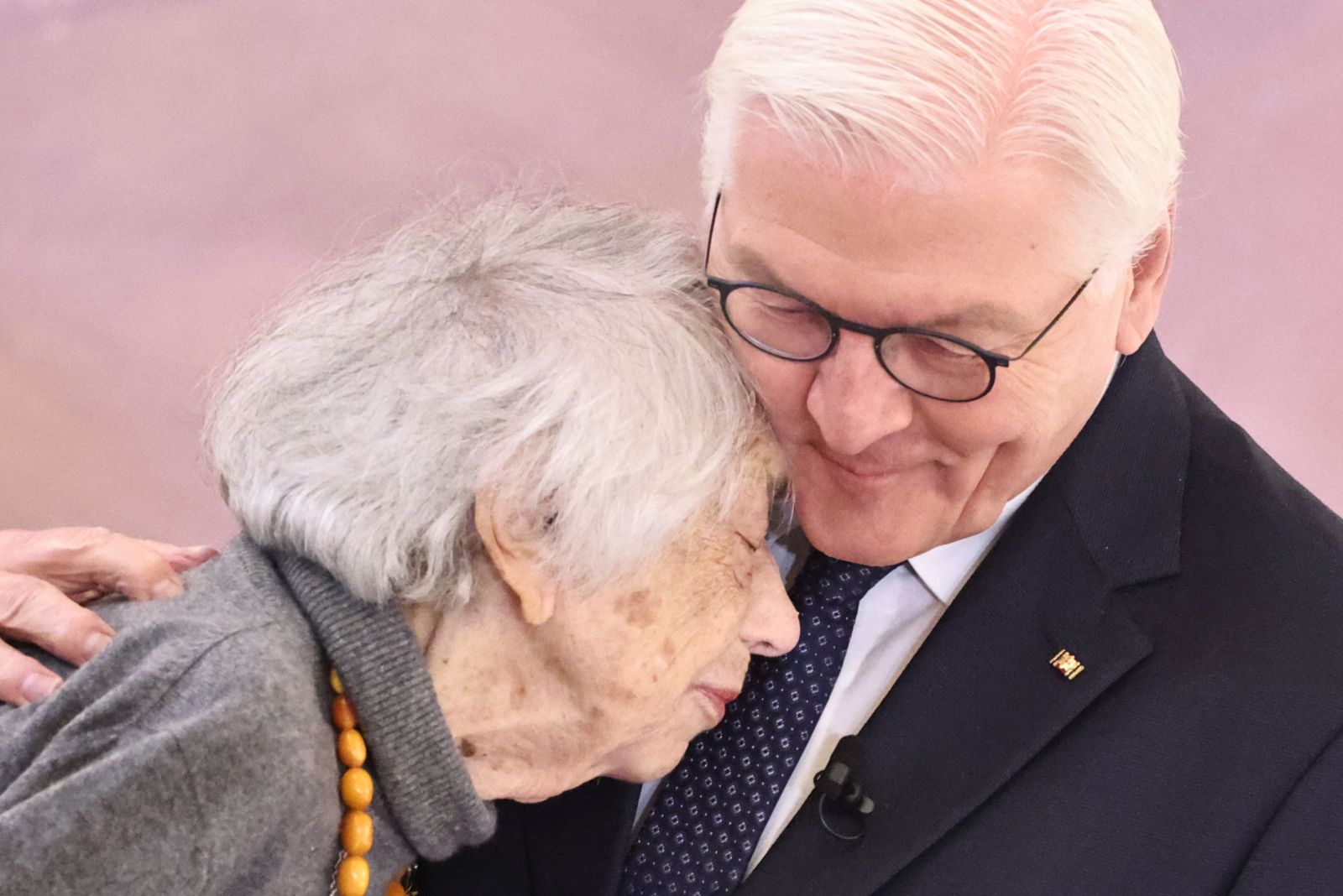 epa10964251 German President Frank-Walter Steinmeier (R) hugs Holocaust survivor Margot Friedlaender (L) during a meeting at Bellevue Palace in Berlin, Germany, 08 November 2023. Under the motto 'War in the Middle East: For peaceful coexistence in Germany!', German President Steinmeier held a round table to work for coexistence without anti-Semitism and hostility towards Muslims.  EPA/CLEMENS BILAN