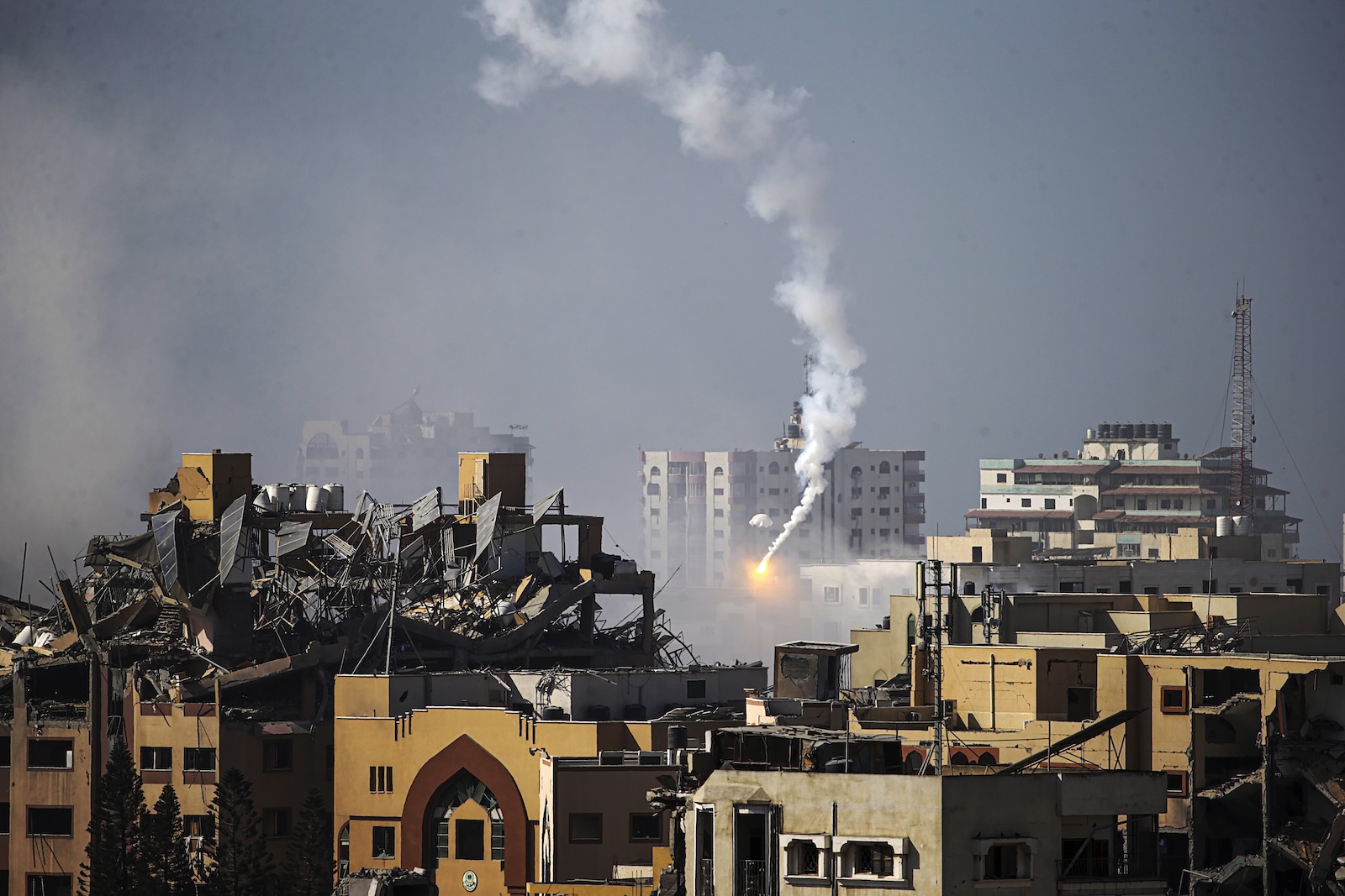 epa10965948 Smoke rises during combat between the Israeli army and militants of the Ezz Al-Din Al Qassam militia, the military wing of the Hamas movement, western Tel al-Hawa neighborhood in the northern Gaza Strip, 09 November 2023. More than 10,500 Palestinians and at least 1,400 Israelis have been killed, according to the Israel Defense Forces (IDF) and the Palestinian health authority, since Hamas militants launched an attack against Israel from the Gaza Strip on 07 October, and the Israeli operations in Gaza and the West Bank which followed it.  EPA/MOHAMMED SABER