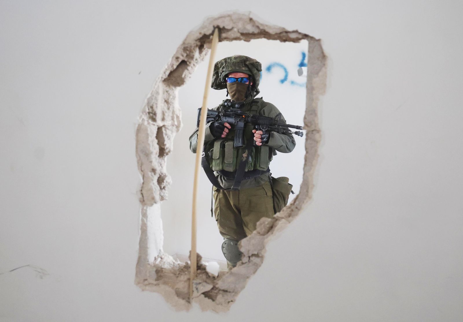 epaselect epa10966315 Israeli paratroopers destroy a wall as they undertake a training exercise ahead of deployment to Gaza in an abandoned house in Bat Yam, Israel, 09 November 2023. More than 10,500 Palestinians and at least 1,400 Israelis have been killed, according to the Israel Defense Forces (IDF) and the Palestinian health authority, since Hamas militants launched an attack against Israel from the Gaza Strip on 07 October, and the Israeli operations in Gaza and the West Bank which followed it.  EPA/NEIL HALL