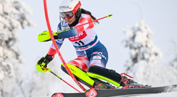 epa10969469 Zrinka Ljutic of Croatia in action during the first round of the Women’s Slalom race at the FIS Ski World Cup in Levi, Finland, 11 November 2023  EPA/KIMMO BRANDT