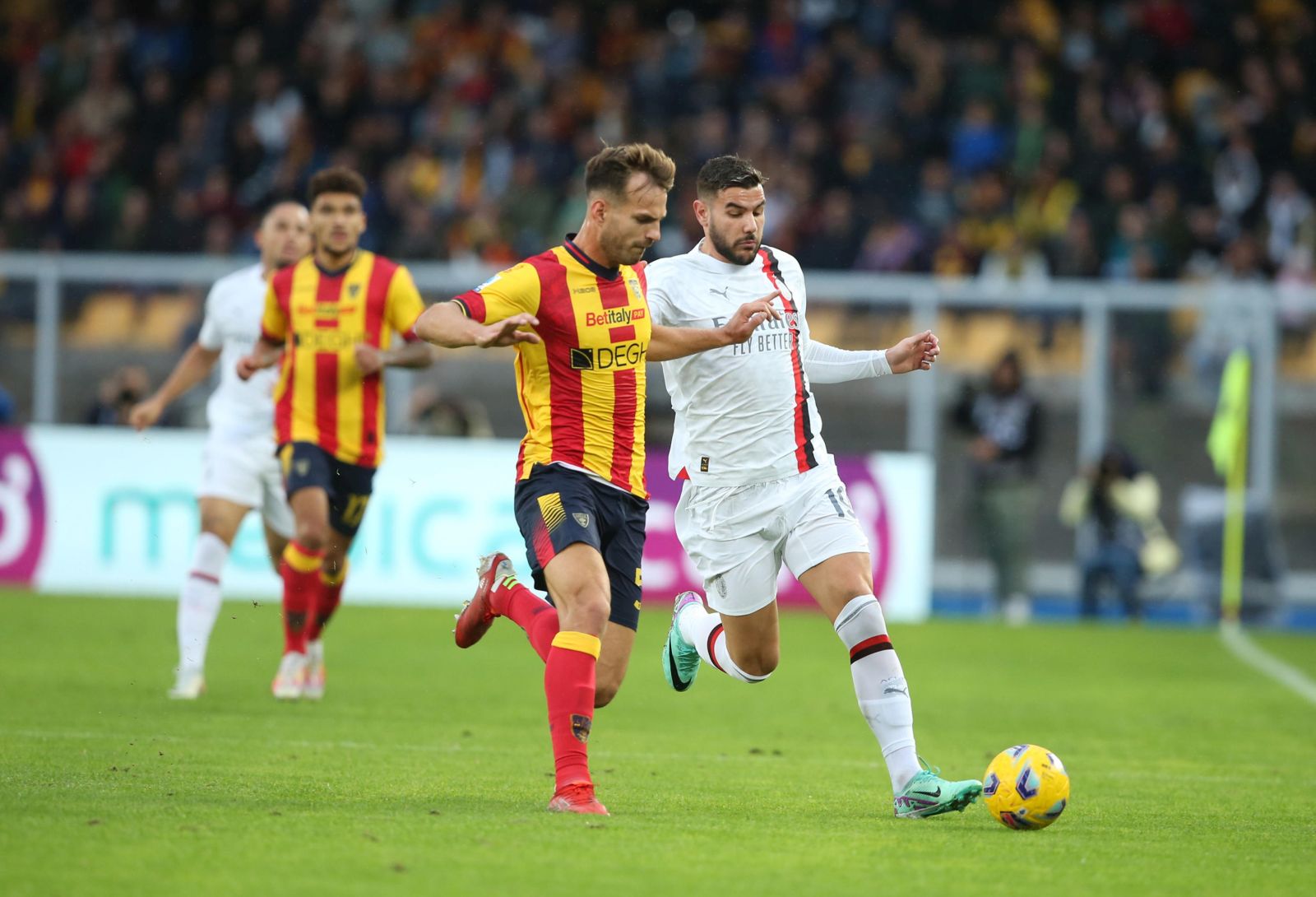 epa10970079 Lecce's Marin Pongracic (L) and Milan's Theo Hernandez (R) in action during the Italian Serie A soccer match between US Lecce and AC Milan in Lecce, Italy, 11 November 2023.  EPA/ABBONDANZA SCURO LEZZI