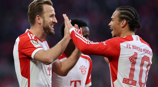 epa10970183 Munich's Harry Kane (L) celebrates with teammate Leroy Sane (R) after scoring the 2-0 goal during the German Bundesliga soccer match between FC Bayern Munich and 1.FC Heidenheim in Munich, Germany, 11 November 2023.  EPA/ANNA SZILAGYI CONDITIONS - ATTENTION: The DFL regulations prohibit any use of photographs as image sequences and/or quasi-video.
