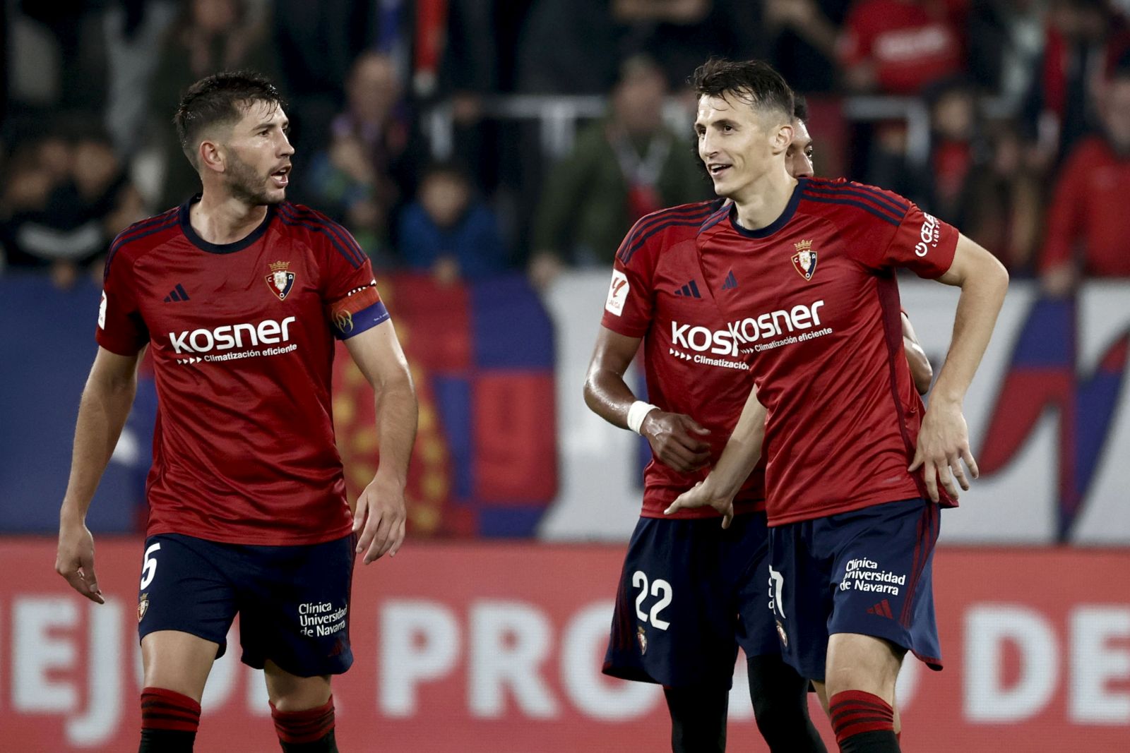 epa10970669 Osasuna's striker Ante Budimir (R) celebrates with teammates after scoring the 1-1 equalizer during the Spanish LaLiga soccer match between CA Osasuna and UD Las Palmas, in Pamplona, northern Spain, 11 November 2023.  EPA/Jesus Diges