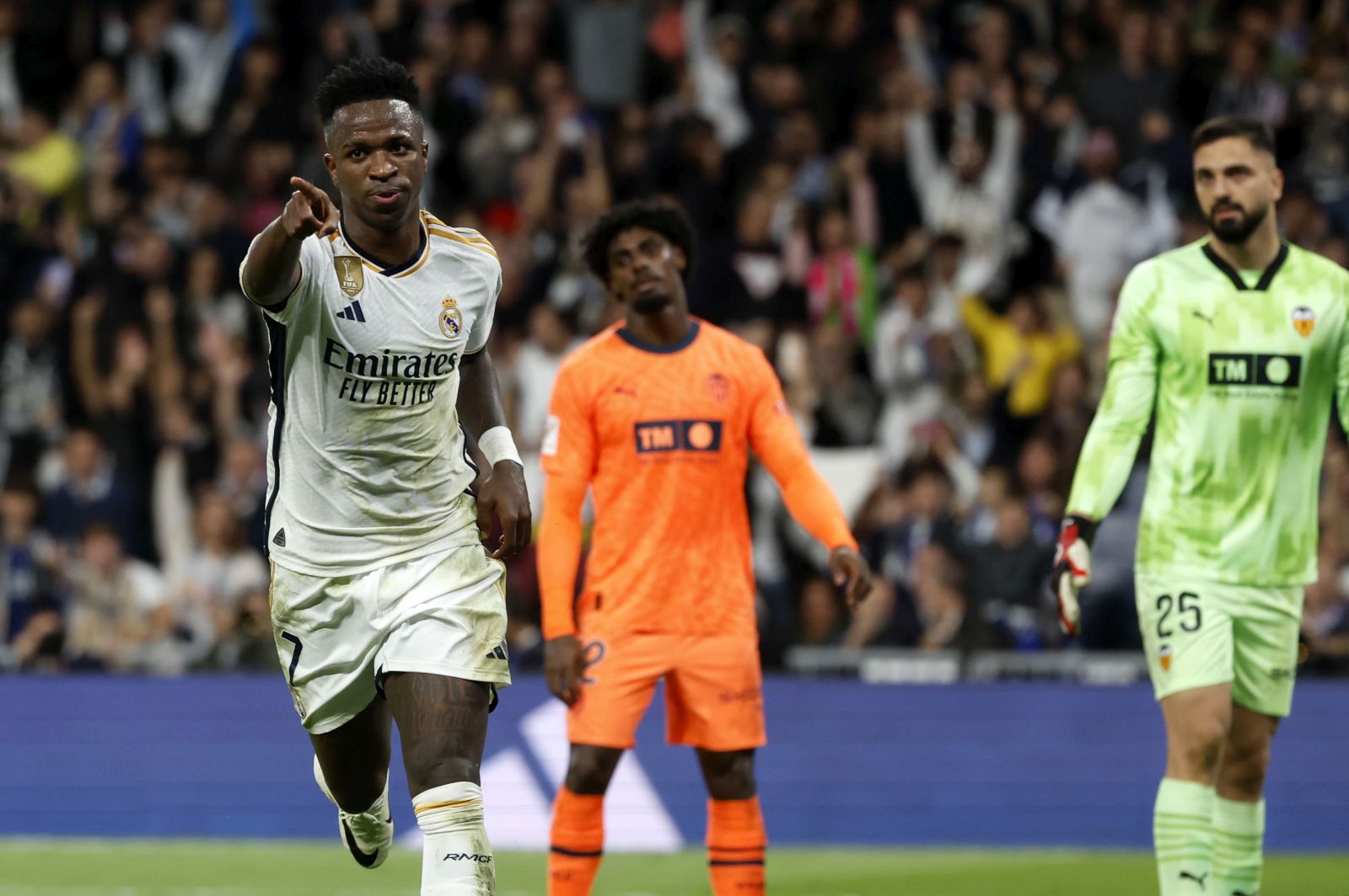 epa10970786 Real Madrid's striker Vinicius Junior (L) celebrates after scoring the 2-0 goal during the Spanish LaLiga soccer match between Real Madrid and Valencia CF, in Madrid, central Spain, 11 November 2023.  EPA/Mariscal