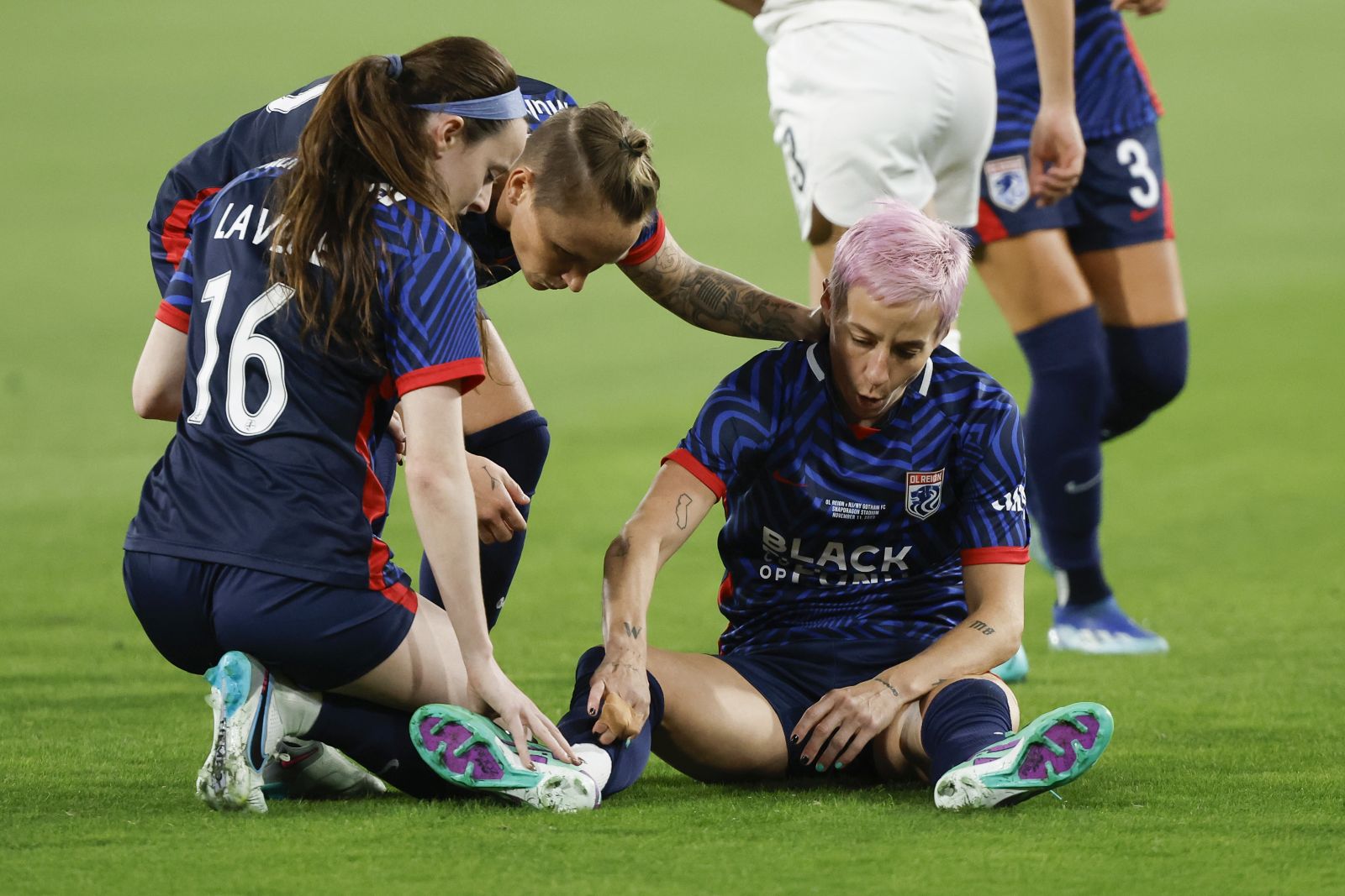 epa10970926 Megan Rapinoe of OL Reign (R) sits on the pitch after an injury during the NWSL Championship match between OL Reign and Gotham FC at Snapdragon Stadium in San Diego, California, USA, 11 November 2023.  EPA/CAROLINE BREHMAN