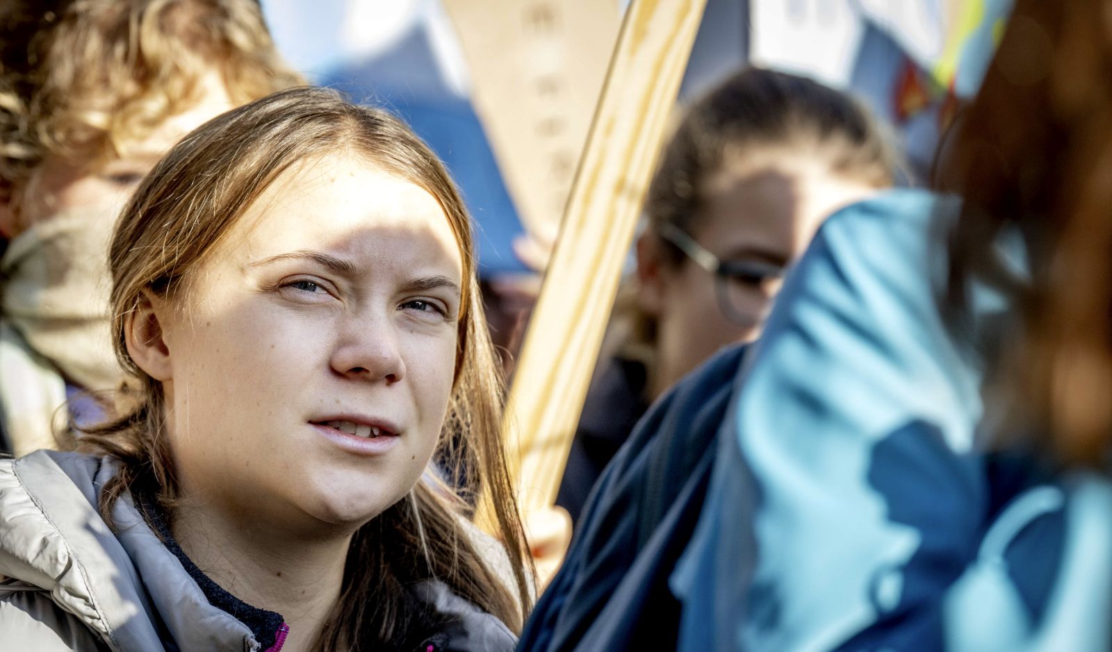 epa10971612 Swedish climate activist Greta Thunberg (L) takes part in a march for climate and justice in Amsterdam, The Netherlands, 12 November 2023. The participants are calling on politicians to take measures against problems such as the climate crisis, racism, biodiversity crisis, poverty and the housing crisis. According to the police, about 70,000 people took part in the march.  EPA/ROBIN UTRECHT