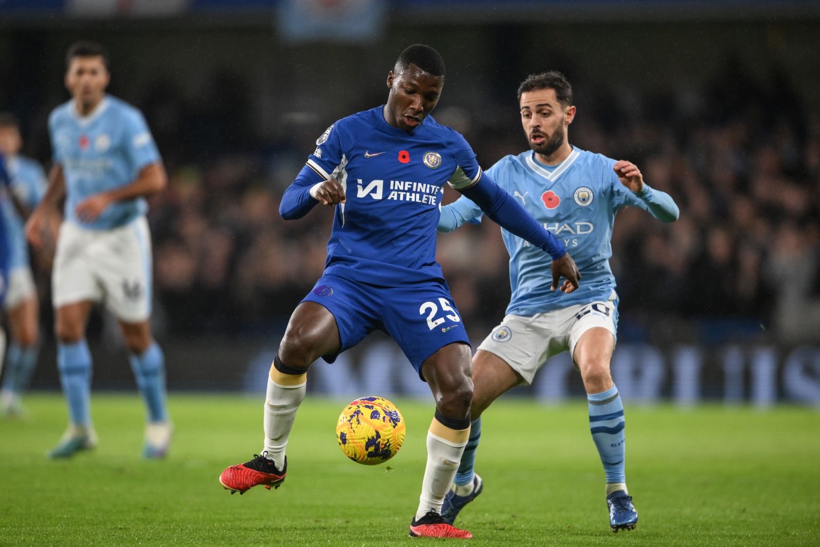 epa10971953 Chelsea's Moises Caicedo (L) and Manchester City's Bernado Silva (R) in action during the English Premier League soccer match between Chelsea FC and Manchester City, in London, Britain, 12 November 2023.  EPA/DANIEL HAMBURY No use with unauthorized audio, video, data, fixture lists, club/league logos, 'live' services' or as NFTs. Online in-match use limited to 120 images, no video emulation. No use in betting, games or single club/league/player publications.