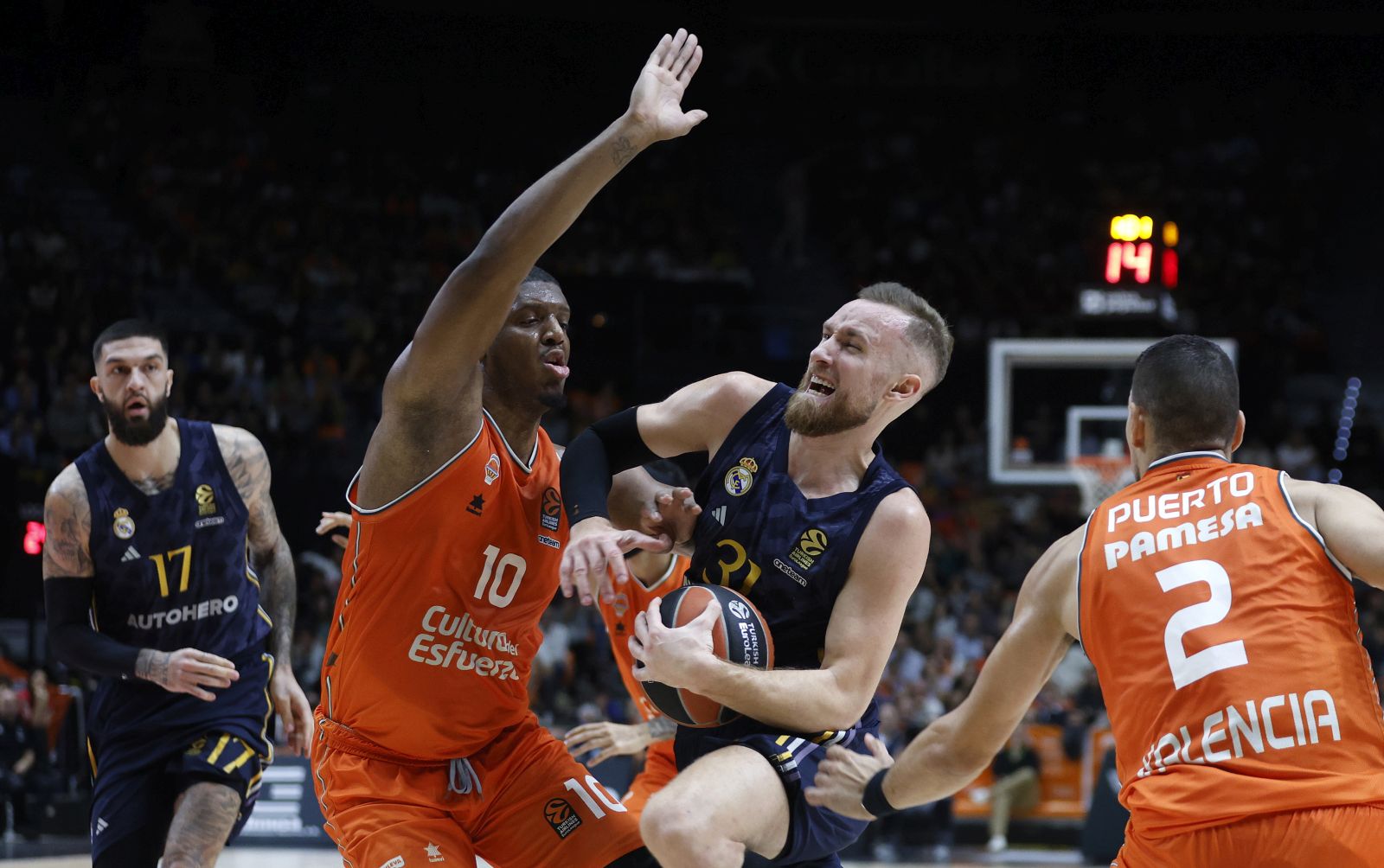 epa10975286 Real Madrid's Dzanan Musa (C) in action against Valencia's Damien Inglis (2-L) during the Euroleague basketball match between Valencia Basket and Real Madrid, in Valencia, Spain, 14 November 2023.  EPA/Miguel Angel Polo