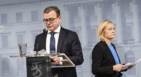 epa10978324 Finnish Prime Minister Petteri Orpo (L) speaks next to Interior Minister Mari Rantanen (R) during a press conference on new border measures in Helsinki, Finland, 16 November 2023. Finland's government has decided to close four crossing points on its border with Russia, as part of measures to tighten border control between Finland and Russia.  EPA/KIMMO BRANDT