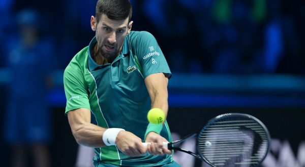 epa10978532 Novak Djokovic of Serbia in action during his round robin match against Hubert Hurkacz of Poland at the Nitto ATP Finals tennis tournament in Turin, Italy, 16 November 2023.  EPA/Alessandro Di Marco