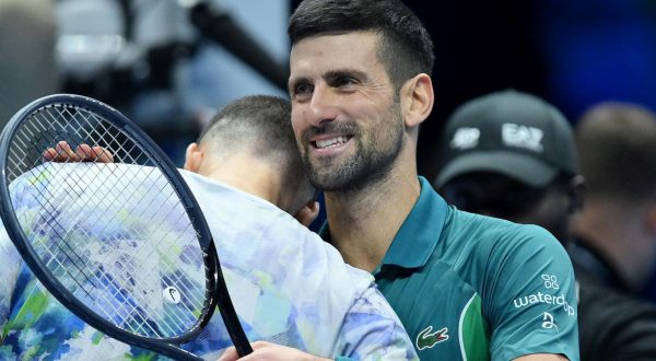 epa10978707 Novak Djokovic (R) of Serbia celebrates after winning his round robin match against Hubert Hurkacz (L) of Poland at the Nitto ATP Finals tennis tournament in Turin, Italy, 16 November 2023.  EPA/Alessandro Di Marco