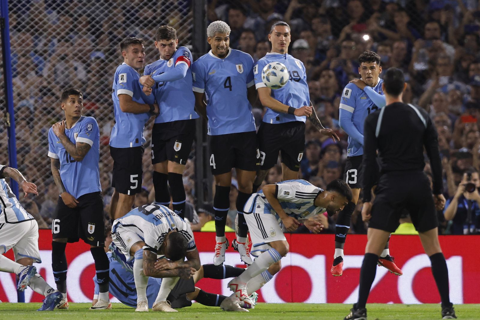 epa10979881 Players of Uruguay in action during a penalty kick during a FIFA 2026 World Cup qualifiers soccer match between Argentina and Uruguay at La Bombonera stadium in Buenos Aires, Argentina, 16 November 2023.  EPA/JUAN IGNACIO RONCORONI