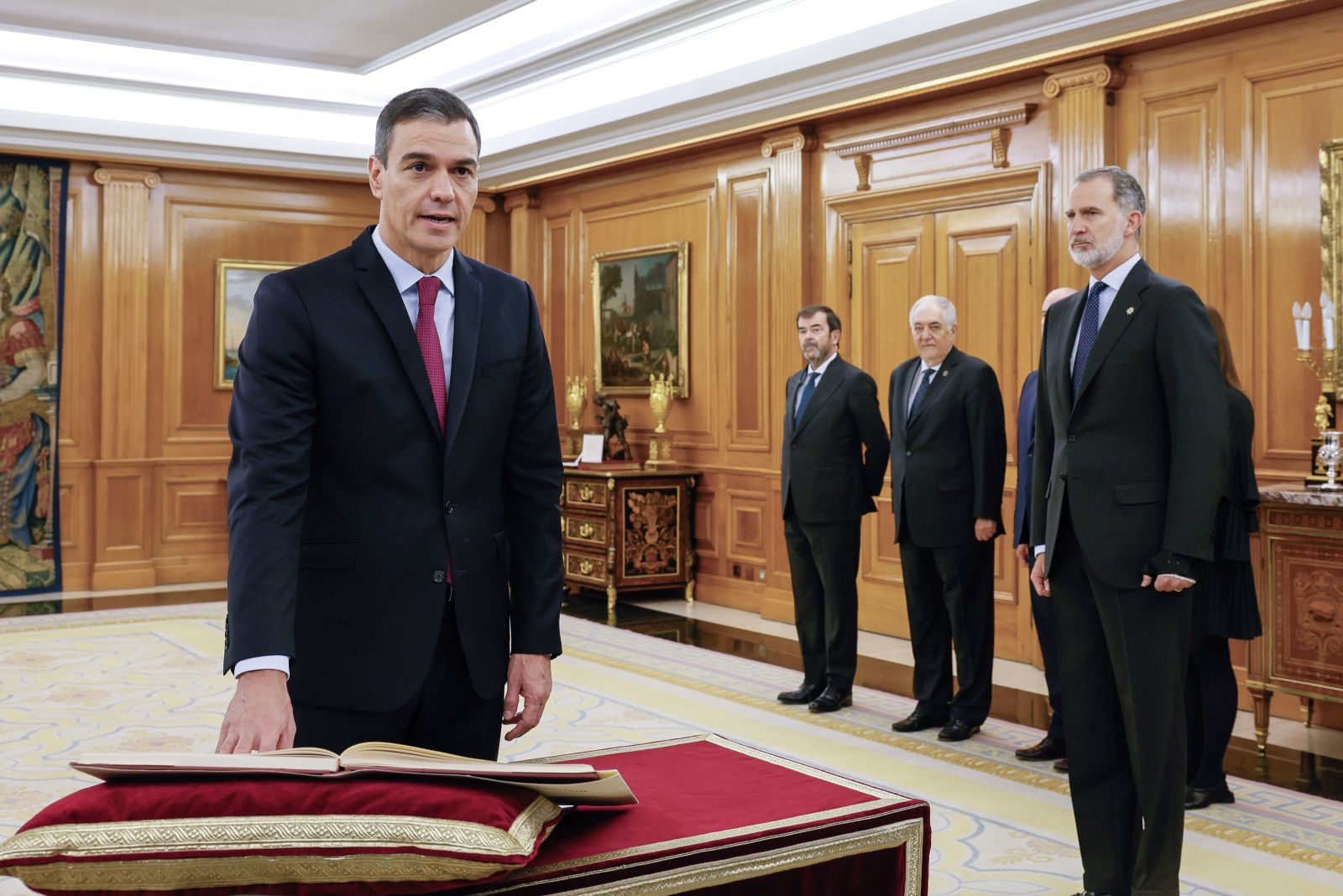 epa10980264 Pedro Sanchez (L) is sworn in as Prime Minister before Spain's King Felipe VI (R) and the Constitution at the Zarzuela Palace, in Madrid, Spain, 17 November 2023. The Spanish parliament confirmed Pedro Sanchez as prime minister on 16 November, bringing an end to months of political uncertainty in the country. Sanchez secured 179 votes, three more than the required absolute majority in the 350-member house.  EPA/BALLESTEROS / POOL