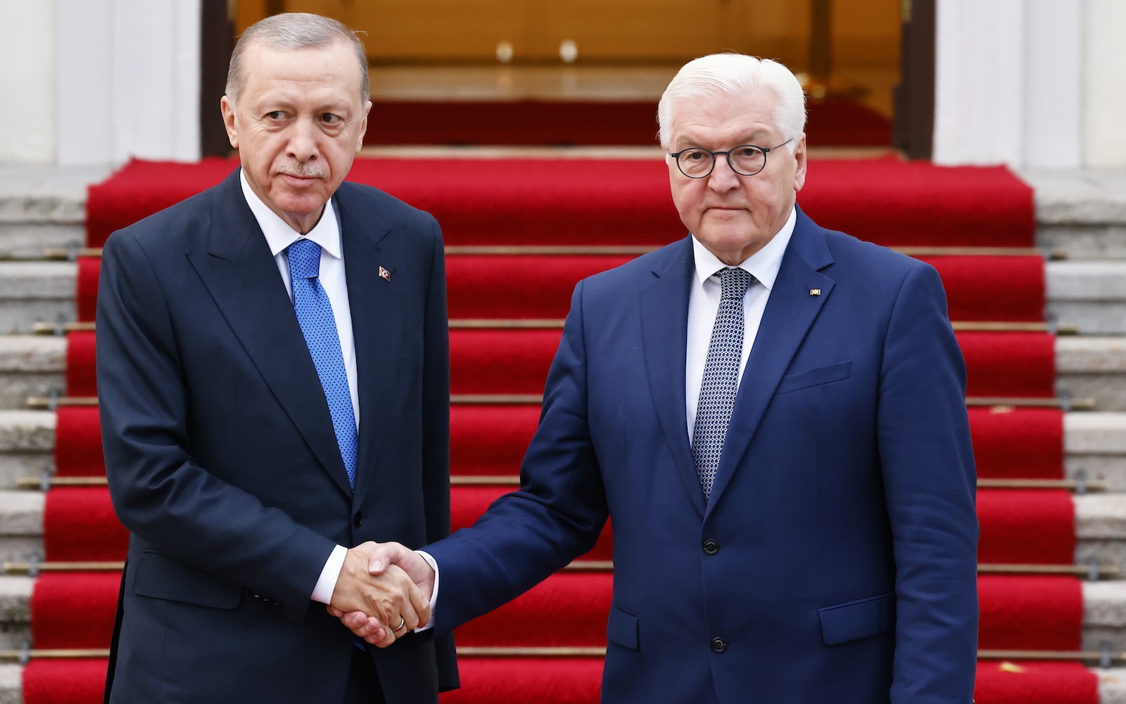 epa10980712 German President Frank-Walter Steinmeier (R) welcomes Turkish President Recep Tayyip Erdogan at Bellevue Palace in Berlin, Germany, 17 November 2023. Erdogan is on a two-day visit to Germany, where he will hold talks with Chancellor Scholz and President Steinmeier.  EPA/HANNIBAL HANSCHKE
