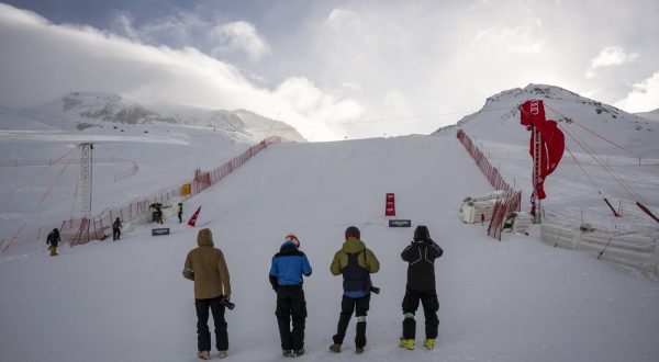 epa10982035 Press photographers standing in the finish area wait for the race to start, ahead of the women's downhill race on the new ski course 'Gran Becca' at the Alpine Skiing FIS Ski World Cup Zermatt-Cervinia, in Cervinia, Italy, 18 November 2023. Due to heavy wind the race was later cancelled.  EPA/ALESSANDRO DELLA VALLE