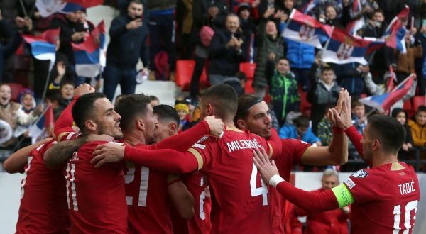 epa10984562 Serbia's Milos Veljkovic celebrates with teammates after scoring the 1-0 during the UEFA EURO 2024 Group G qualification match between Serbia and Bulgaria in Leskovac, Serbia, 19 November 2023.  EPA/ANDREJ CUKIC