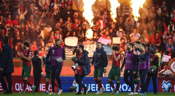 epa10985452 Portugal's players applaud supporters after winning the UEFA EURO 2024 Group J qualifying soccer match between Portugal and Iceland in Lisbon, Portugal, 19 November 2023.  EPA/RODRIGO ANTUNES