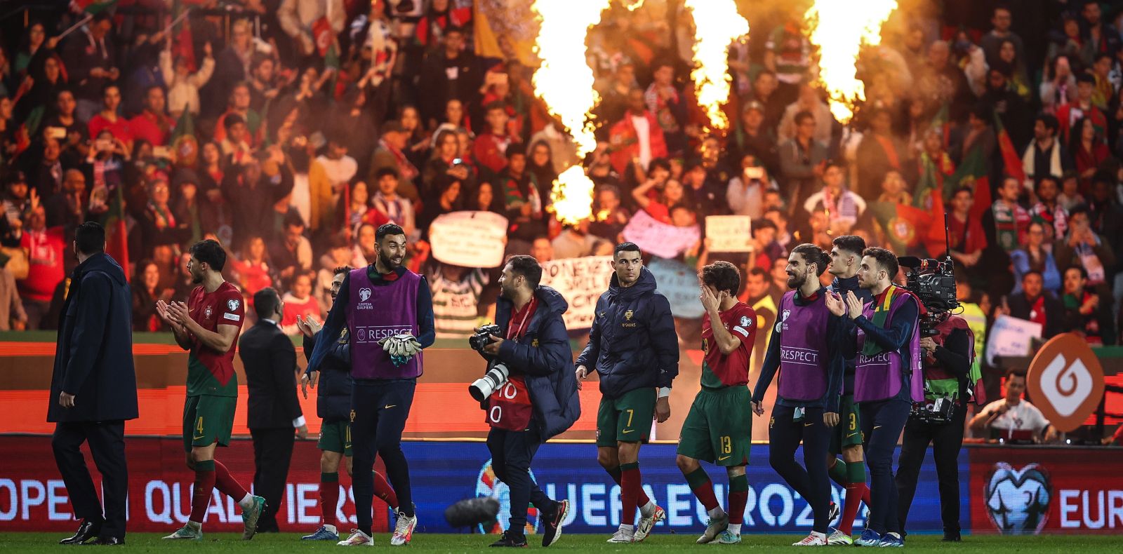 epa10985452 Portugal's players applaud supporters after winning the UEFA EURO 2024 Group J qualifying soccer match between Portugal and Iceland in Lisbon, Portugal, 19 November 2023.  EPA/RODRIGO ANTUNES