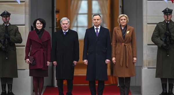 epa10985764 Visiting President of the Republic of Finland Sauli Niinisto (2-L) with his wife Jenni Haukio (L) and President of the Republic of Poland Andrzej Duda (2-R) with his wife Agata Kornhauser-Duda (R) attend the ceremonies during the official welcoming for the state guest in the courtyard of the Presidential Palace in Warsaw, Poland, 20 November 2023. The Finnish presidential couple is on a two-day visit to Poland.  EPA/Radek Pietruszka POLAND OUT
