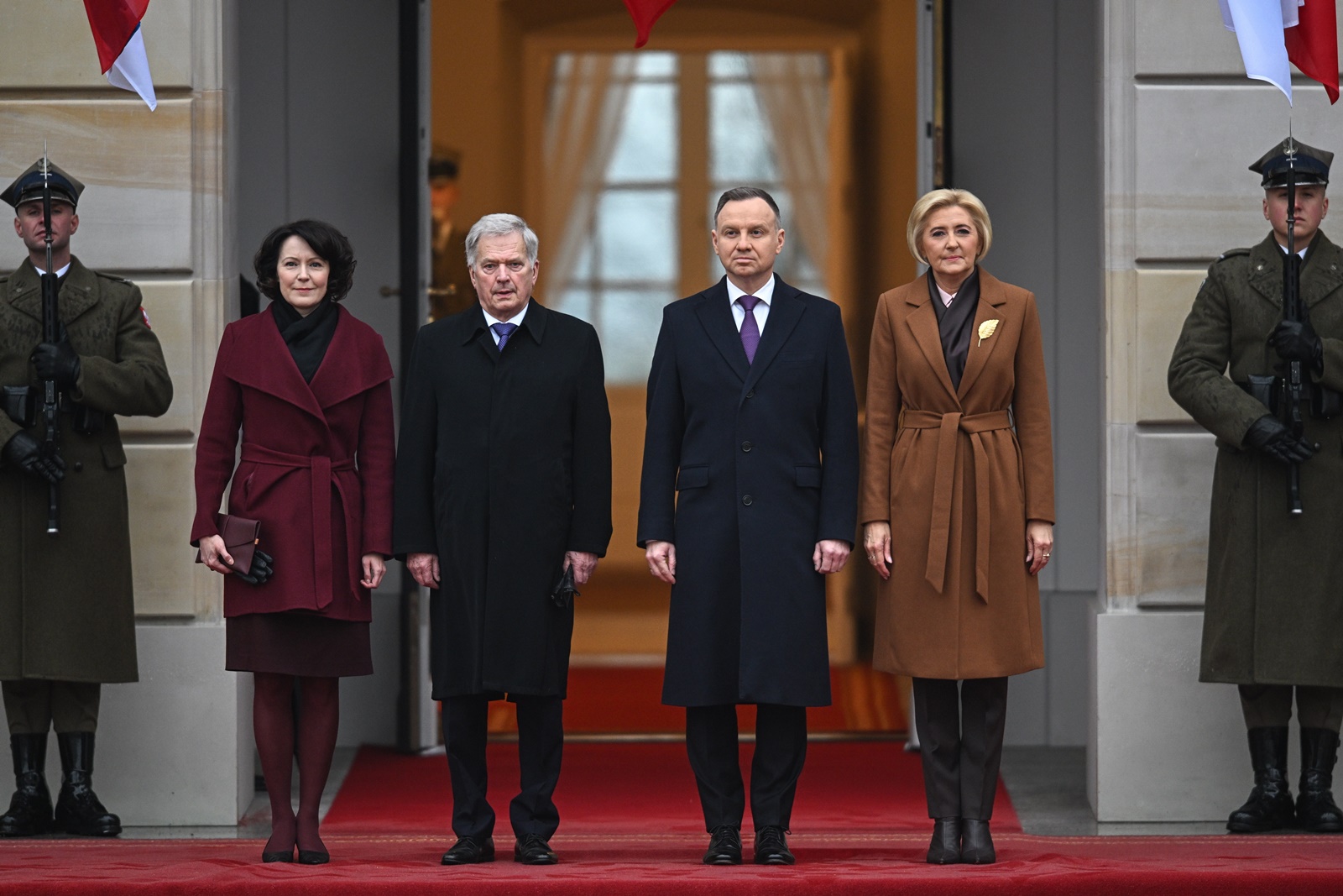 epa10985764 Visiting President of the Republic of Finland Sauli Niinisto (2-L) with his wife Jenni Haukio (L) and President of the Republic of Poland Andrzej Duda (2-R) with his wife Agata Kornhauser-Duda (R) attend the ceremonies during the official welcoming for the state guest in the courtyard of the Presidential Palace in Warsaw, Poland, 20 November 2023. The Finnish presidential couple is on a two-day visit to Poland.  EPA/Radek Pietruszka POLAND OUT