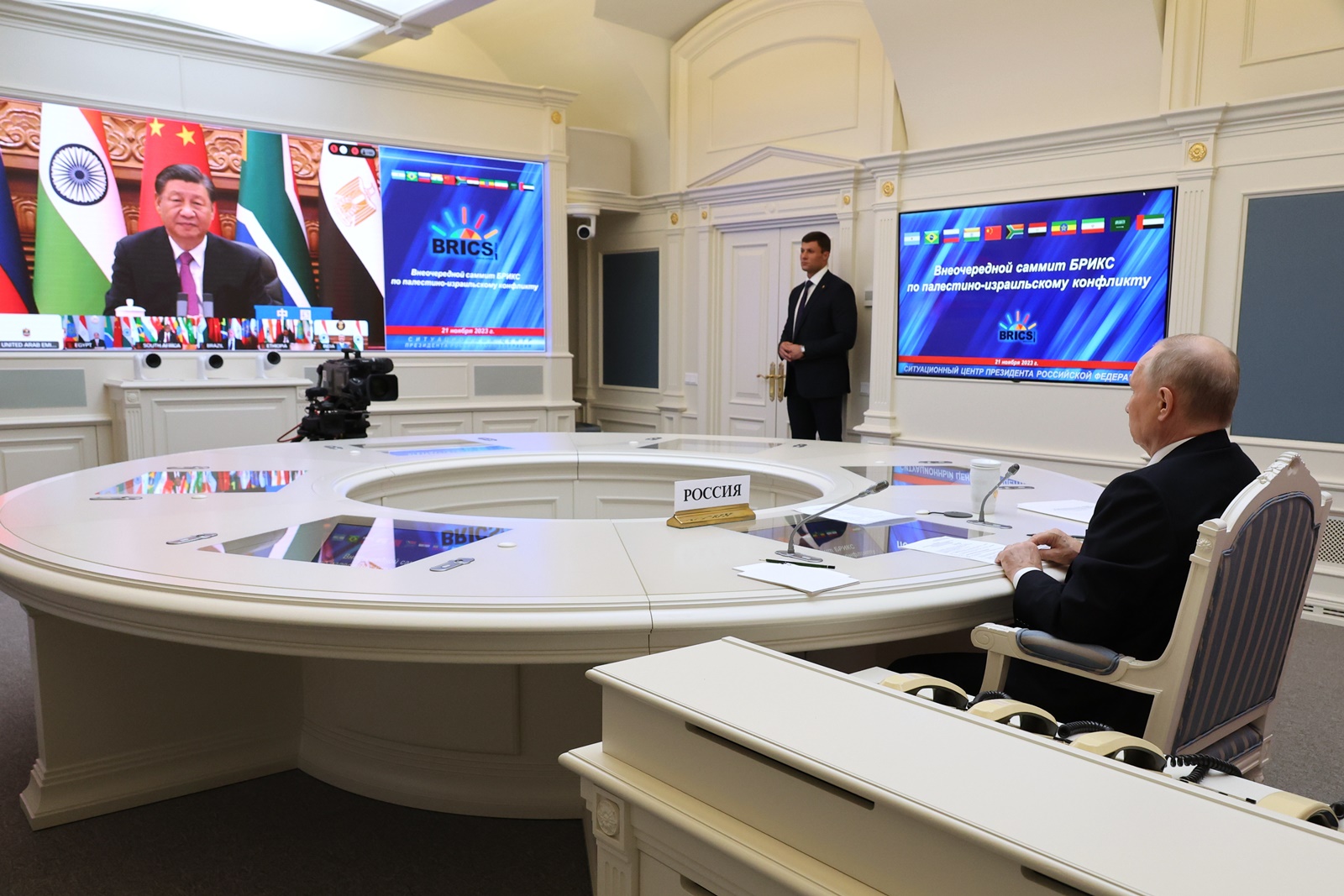 epa10987804 A screen shows Chinese President Xi Jinping as Russian President Vladimir Putin (R) attends the BRICS virtual summit to discuss the Israel- Palestinian conflict, in Moscow, Russia, 21 November 2023.  EPA/MIKHAIL KLIMENTYEV / SPUTNIK / KREMLIN POOL MANDATORY CREDIT