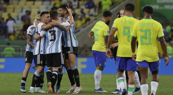 epa10988801 Players of Argentina celebrate after defeating Brazil during FIFA 2026 World Cup qualifiers soccer match between Brazil and Argentina at Maracana stadium in Rio de Janeiro, Brazil, 21 November 2023.  EPA/Andre Coelho