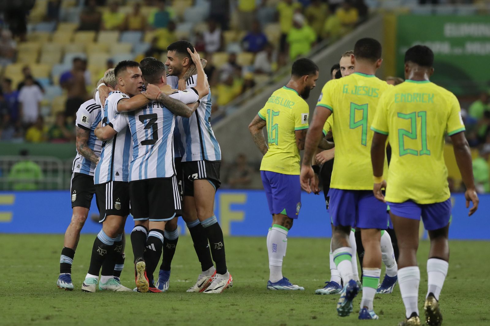 epa10988801 Players of Argentina celebrate after defeating Brazil during FIFA 2026 World Cup qualifiers soccer match between Brazil and Argentina at Maracana stadium in Rio de Janeiro, Brazil, 21 November 2023.  EPA/Andre Coelho