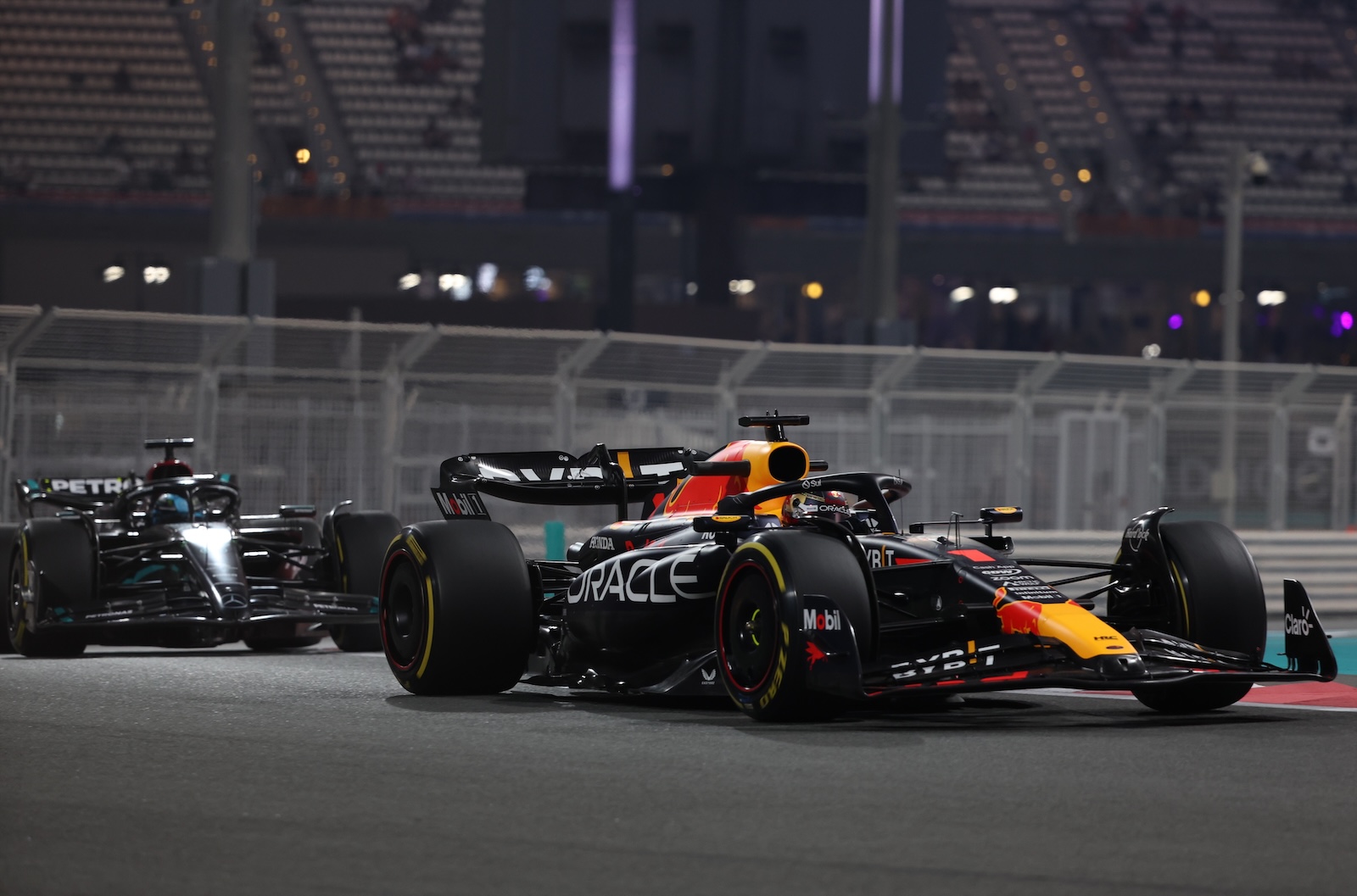 epa10992670 Dutch Formula One driver Max Verstappen (R) of Red Bull Racing and British Formula One driver George Russell of Mercedes-AMG Petronas in action during the second practice session the Abu Dhabi Formula One Grand Prix 2023 at Yas Marina Circuit in Abu Dhabi, United Arab Emirates, 24 November 2023. The Formula One Grand Prix of Abu Dhabi will take place on 26 November 2023.  EPA/ALI HAIDER