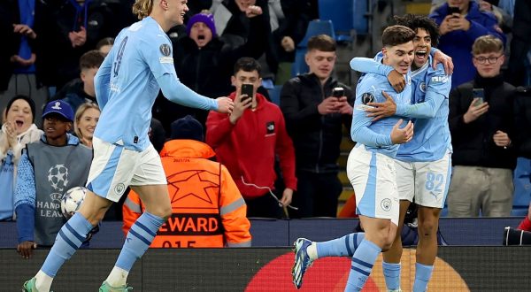 epa11000165 Julian Alvarez (C) of Manchester City celebrates with teammates Erling Haaland (L) and Rico Lewis after scoring his team's third goal during the UEFA Champions League group G match between Manchester City and RB Leipzig in Manchester, Britain, 28 November 2023.  EPA/ADAM VAUGHAN