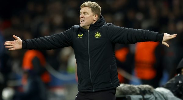 epa11000230 Newcastle manager Eddie Howe gestures on the touchline during the UEFA Champions League group F match between Paris Saint-Germain and Newcastle United in Paris, France, 28 November 2023.  EPA/YOAN VALAT