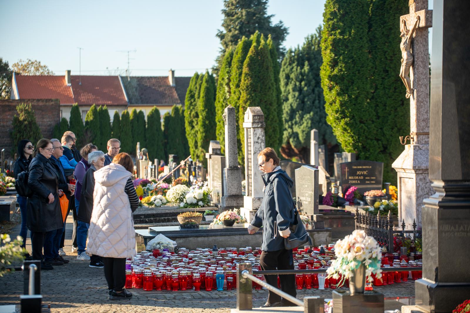 01.11.2023.,  Osijek -Guzve na grobljima povodom blagdana Svi sveti Photo: Borna jaksic/PIXSELL