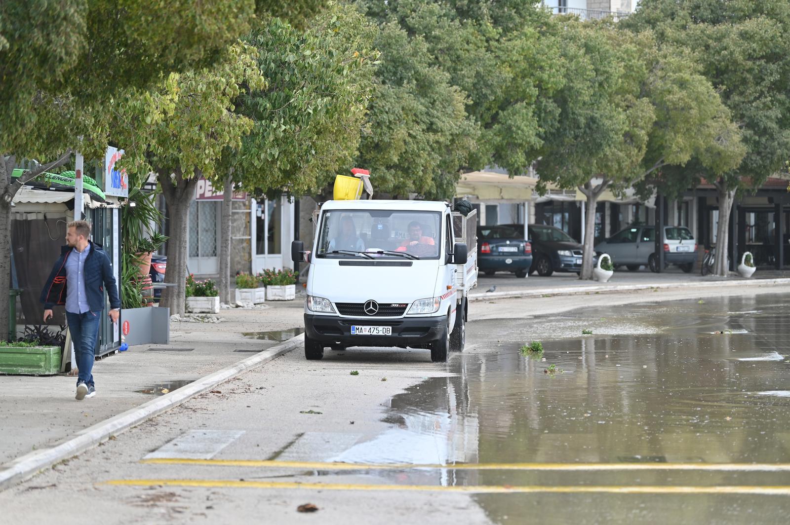 03.11.2023.Podgora  Jugo i veliki valovi donijeli su probleme u Podgori, u jednom trenutku je bila poplavjana lokalna cesta kroz mjesta , uz gradane i komunalne službe promet se je normalizirao. Photo: Matko Begovic/PIXSELL