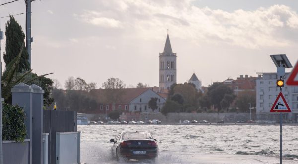 05.11.2023., Zadar - Gradske prometnice uz obalu u potpunosti su poplavljene. Trpimirova obala zatvorena je za promet, no unatoc zabrani vozaci prolaze. Photo: Dino Stanin/PIXSELL