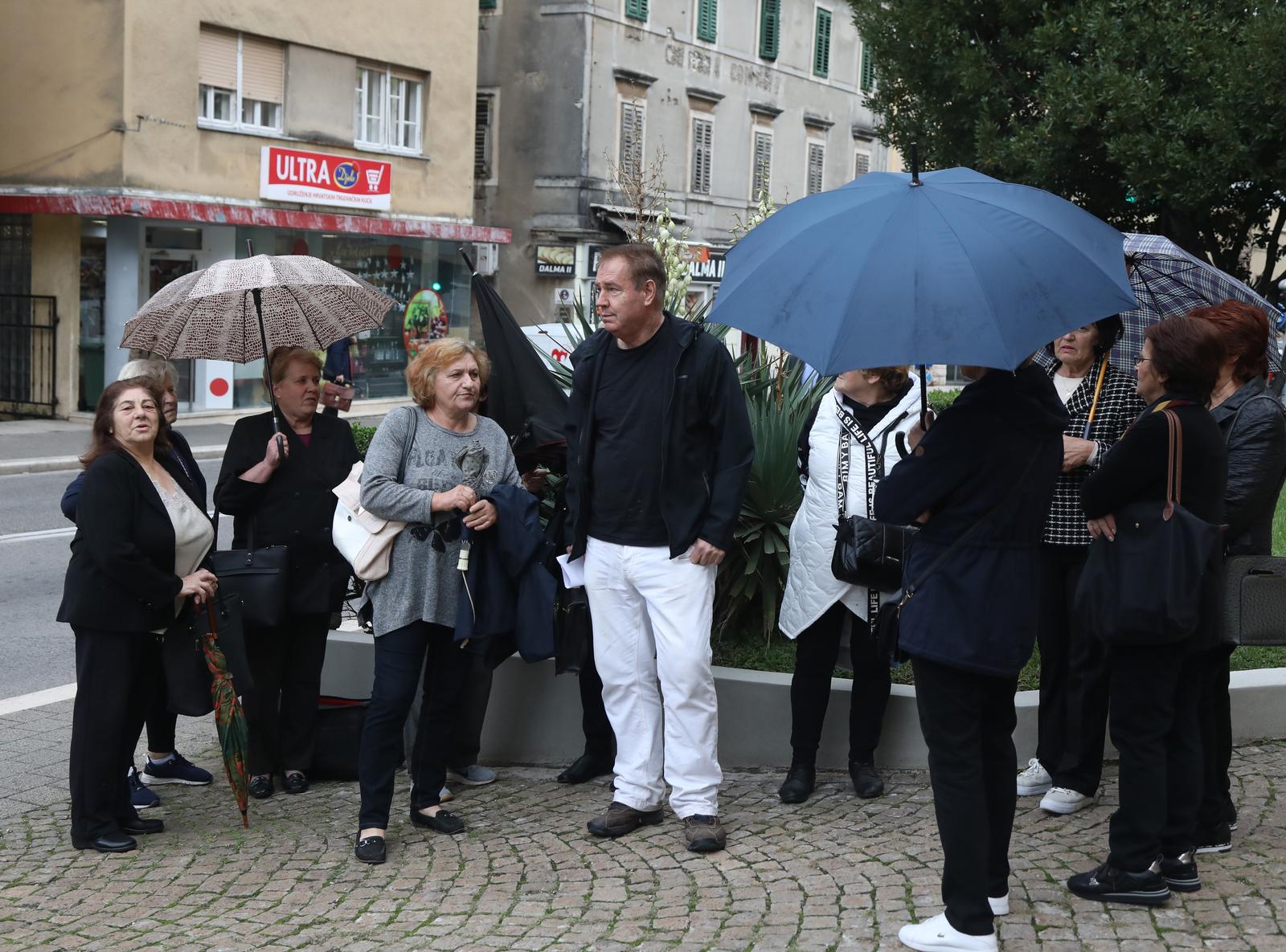 07.11.2023., Sibenik - Bivse radnice Revije okupile su se ispred zgrade suda te su najavile prosvjed na Trgu svetog Marka u Zagrebu. pravni predstavnik radnica Vedran Uranija Photo: Dusko Jaramaz/PIXSELL
