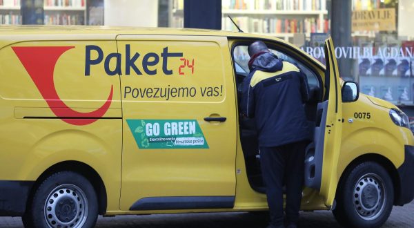 09.01.2023., Zagreb - Za dostavu paketa Hrvatska posta sve vise koristi elektricna vozila. Photo: Patrik Macek/PIXSELL