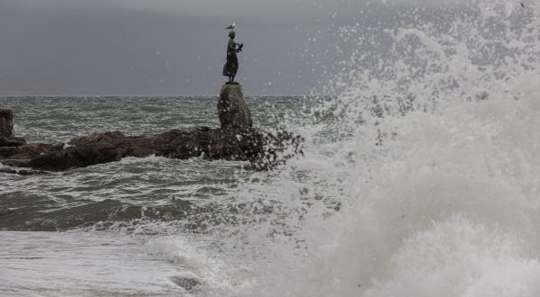09.01.2023.., Rijeka - Jako jugo dize valove u Opatiji.      Photo: Nel Pavletic/PIXSELL