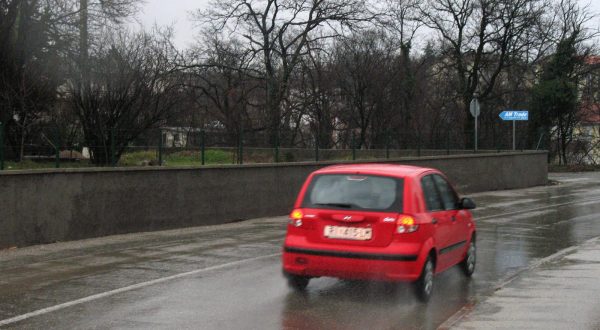 07.02.2009.,Cavle - U prometnoj nesreci u noci na subotu tesko su ozlijedjena trojica mladica. Vozac A.V.(23) bez vozacke dozvole i s neregistriranom Hondom, zbog prevelike brzine na mokrom kolniku je izgubio kontrolu nad autom u Cavlima kod Rijeke. Presao je u suprotni trak i zabio se u nadolazecu Opel Vectru, koju je vozio M.L.(27). Vozac Opela je potom autom udario u dvoriste kuce. Uz vozaca su tesko ozlijedjena i dvojica putnika iz Honde.rPhoto Danilo Pavletic/24sata