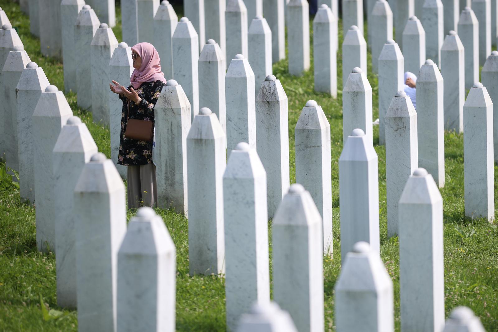 11.07.2023., Sarajevo, Bosna i Hercegovina - Tisuce ljudi stiglo je danas u Potocare na obiljezavanje 28. godisnjice genocida u Srebrenici. Photo: Armin Durgut/PIXSELL